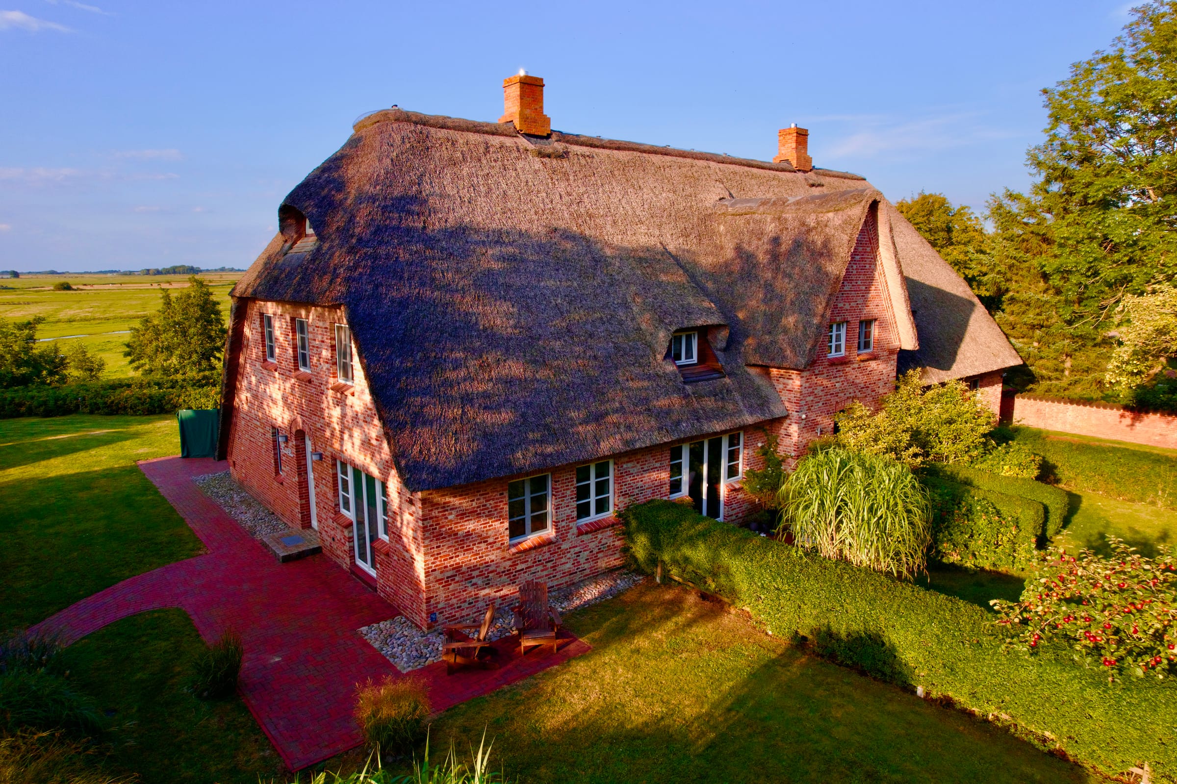 Reetdach-Haus in St. Peter-Ording im Abendlicht
